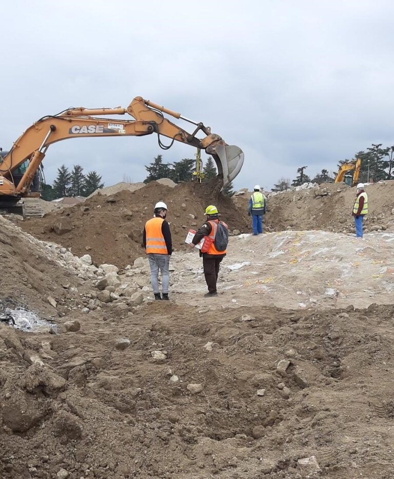 Voladura controlada realizada en proyecto de construcción en Madrid, asegurando la seguridad y eficiencia en el trabajo de excavación